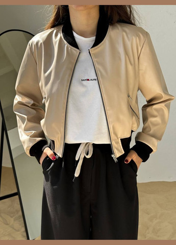 Бежева жіноча куртка бомбер з еко шкіри колір бежевий р.42/44 454391 New Trend