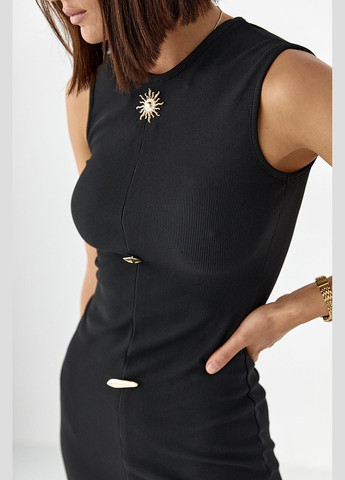 Черное повседневный платье в рубчик с декоративными украшениями - розовый цвет Lurex