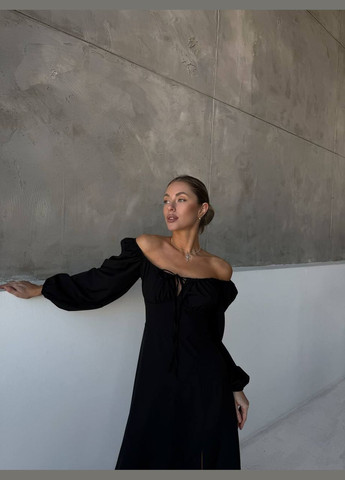 Черное повседневный макси платье с открытыми плечами Adelante однотонное