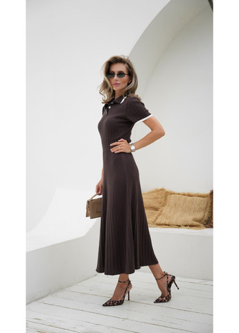 Коричнева кежуал сукня в'язана Larionoff однотонна