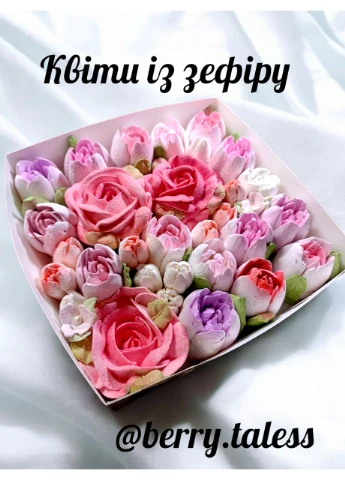 Букет квітів із зефіру у коробочці 20*20*6 No Brand (386926847)