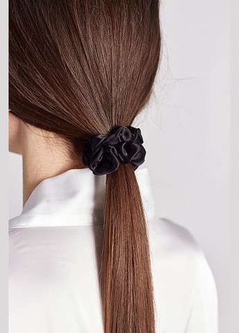 Набір резинок з натурального шовку, розмір S, чорна + світло-бежева Scrunchie Set 4шт (973266-27061751) De Lure (365799095)