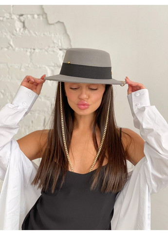 Капелюх жіночий Канотье Calabria з металевим декором і ланцюжком сірий No Brand (308448895)