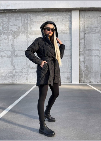 Чорна жіноча тепла куртка з капюшоном колір чорний р.50/52 452215 New Trend