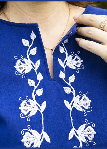 Синяя женская вышиванка с белой вышивкой на синем холсте, элегантная блузка с цветочным орнаментом узор цветочный свободная, прямой, приталенная лен (324117388)