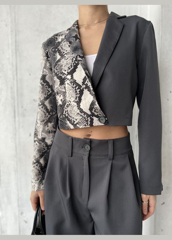 Женский темно-серый костюм укороченный пиджак со змеиным принтом и прямыми брюками No Brand костюм (293061519)