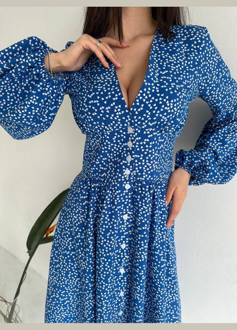Синее яркое лёгкое летнее платье в мелкую точку из качественной ткани: супер софт, миди платье с рукавом и открытым декольте No Brand