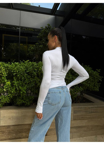 Базовый белого цвета лонгслив из мягкой ткани с трендовым вырезом No Brand (350313980)