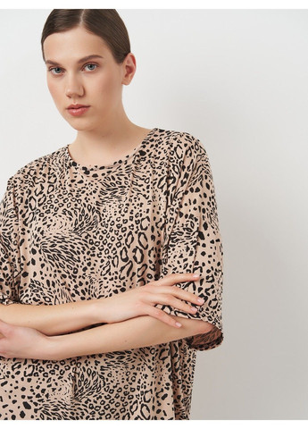 Бежевое кэжуал платье-футболка PrettyLittleThing леопардовый