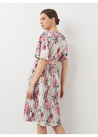 Молочное кэжуал платье PrettyLittleThing с цветочным принтом