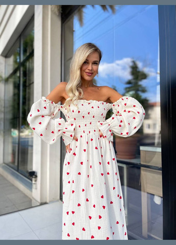 Белое повседневный женское макси платье с разрезом в сердце с открытыми плечами Style Point сердечки