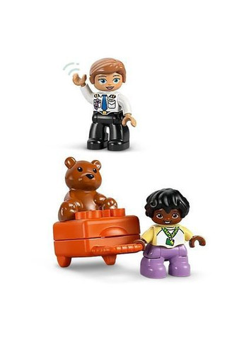 Конструктор DUPLO Town Уперше в аеропорту, 23 деталі () Lego 10443 (370499073)