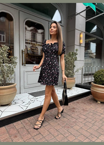 Черное кэжуал мини платье в цветочный принт с коротким рукавом Adelante с цветочным принтом