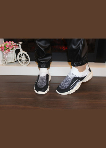 чорні з білим No Brand Кросівки жіночі чорні літо (329889986)