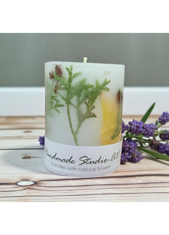 Свеча ручной работы декоративная свеча цилиндр 35 часов горения с веточками хвои и дольками сушеного апельсина Handmade Studio - AV (366664997)