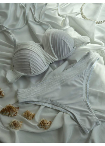 Белый летний женский купальник с формованными чашками и драпировкой / женский стильный купальник белый фактурный с поддержкой No Brand