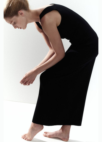 Черное платье H&M однотонное