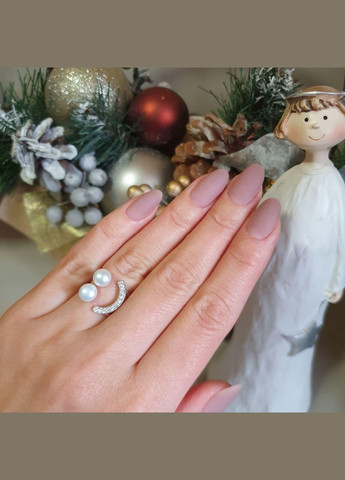 Каблучка срібна Посмішка з двома перлинами та білими фіанітами Каштан (342335355)