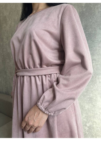 Пудрова вечірня замшова сукня довжини міді з поясом MonCher