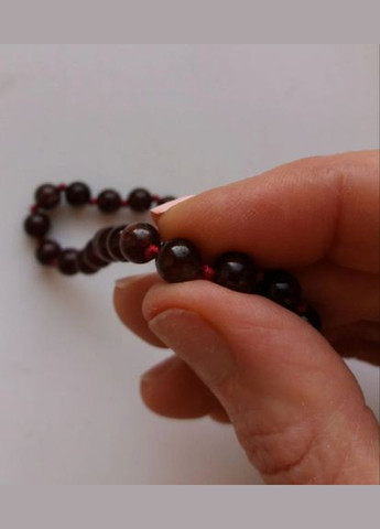 Четки из натурального камня Гранат 108 бусин с узлами d 6мм No Brand (336950749)