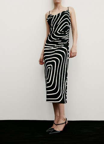 Черное кэжуал платье H&M с абстрактным узором