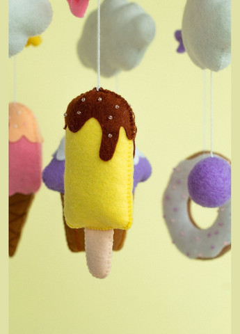 Дитячий музичний мобіль на ліжечко для немовлят WooolyWool «Солодощі» з 35 мелодіями No Brand (342758014)