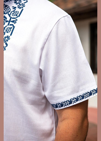 Белая льняная мужская вышиванка с коротким рукавом, белая рубашка с синим олрнаментом узор орнамент приталенная, свободная, прямой лен (317045284)