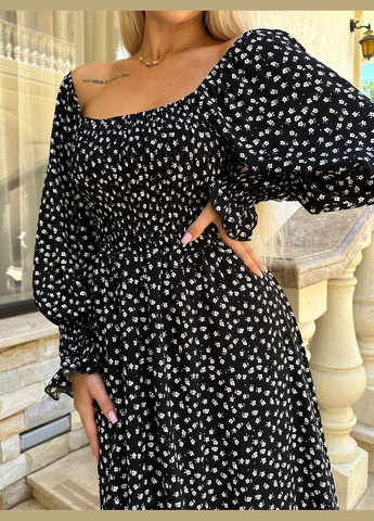 Черное приятное к телу летнее платье-макси с длинным рукавом и открытым декольте, красивое платье в цветочном принте из софта No Brand с цветочным принтом