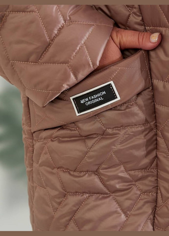 Темно-бежевая демисезонная куртка женская батал демисезонная мокко стеганая с синтепоном на косую молнию и капюшоном косуха Viki Куртка