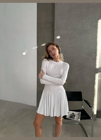 Белое базовое минималистичное платье с рукавами из лёгкой вискозы, красивое приталённое платье выше колена для любой погоды No Brand