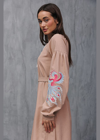 Бежевое расклешенное платье-вышиванка цвета фуксии с жар-птицами на рукавах Arjen