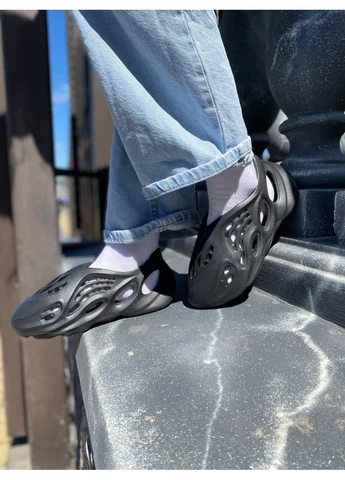 КРОСІВКИ ЖІНОЧІ ADIDAS YEEZY BOOST FOAM RUNNER BLACK АДІДАС ІЗІ БУСТ ЧОРНІ No Brand чорні демісезони (391939986)