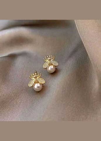 Золотисті сережки-гвоздики «Бджола і перлина», 1.5 см LuxAurum047 Liresmina Jewelry (335018132)