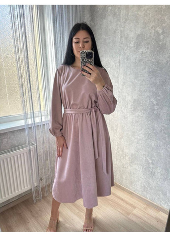 Пудрова вечірня замшова сукня довжини міді з поясом MonCher
