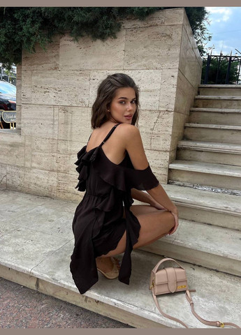 Жіночий комбінезон-шорти на бретелях з рюшами MonCher комбінезон-шорти темно-коричневий коктейльний креп