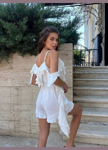 Жіночий комбінезон-шорти на бретелях з рюшами MonCher комбінезон-шорти молочний коктейльний креп
