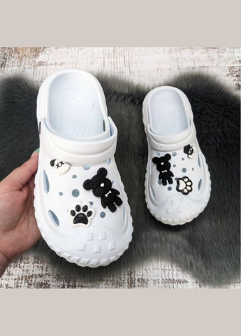 Білі крокси з декором, крокси з джибітсами, білі жіночі крокси код 124501 Jose Amorales (340108199)