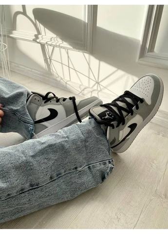 КРОССОВКИ ЖЕНСКИЕ NIKE AIR JORDAN 1 RETRO MID SMOKE GREY НАЙК АИР ДЖОРДАН СЕРЫЕ No Brand серые демисезоны (392012787)