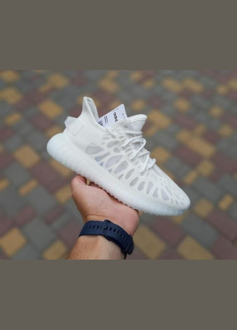 Цветные демисезонные кроссовки yeezy 350 v2 mono белые adidas --3361