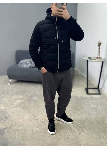 Чорна демісезонна куртка з трикотажними рукавами та капюшоном Україна