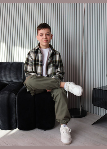 Оливковый (хаки) костюм трендовой рубашкой и джоггерами для мальчика брючный No Brand