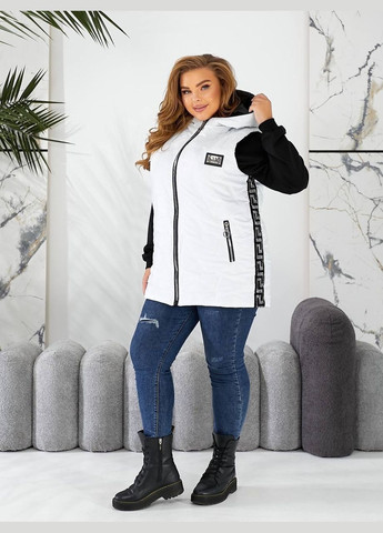 Женская удлиненная жилетка батал белая безрукавка с капюшоном и стразами на молнии Viki Жилет (316111606)