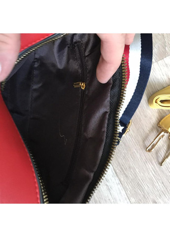 Жіноча сумка на плече з брелоком фіолетова класична з екошкіри з блискавкою та довгою ручкою ProDobro (363136395)