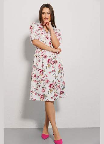 Молочное летнее платье на запах светло-бежевое с цветочным узором Arjen