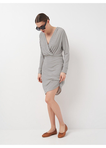 Белое кэжуал платье H&M с рисунком