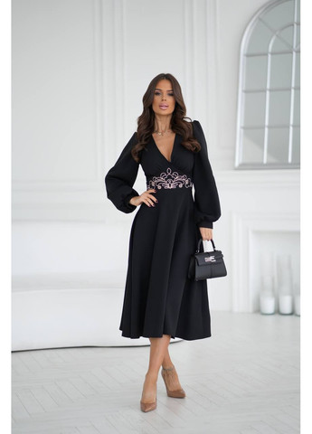 Черное вечернее женское платье меди с вышивкой на талии и глубоким декольте клеш MonCher