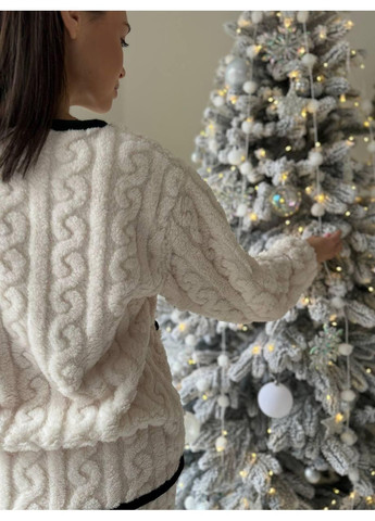 Біла флісова піжама кремова з чорним кантом тепла жіноча. домашній комплект кремового кольору флісовий із кофтою на ґудзиках. No Brand