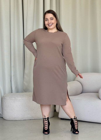 Бежева повсякденний демісезонна сукня в рубчик нижче колін з боковими розрізами сукня-світшот Merlini однотонна