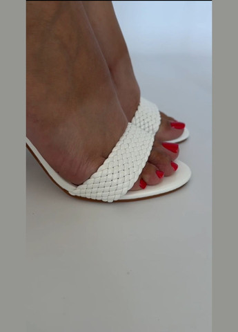 Белые элегантные женские босоножки No Brand