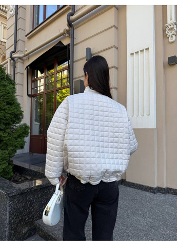 Молочна демісезонна жіноча утеплена куртка-бомбер оверсайз MonCher